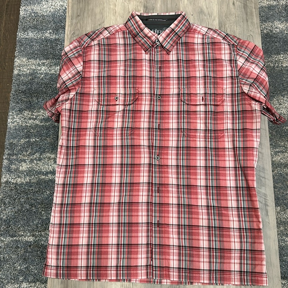 Men’s size Large Kuhl short sleeve button up shirt